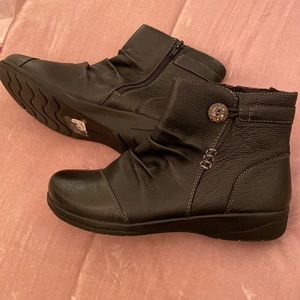 Clark basic black boots with button detailing. Size 8W